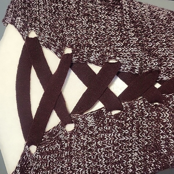 SO V-Neck Lace-Up Back Detail Maroon and White Sweater - Size XS - Picture 4 of 8
